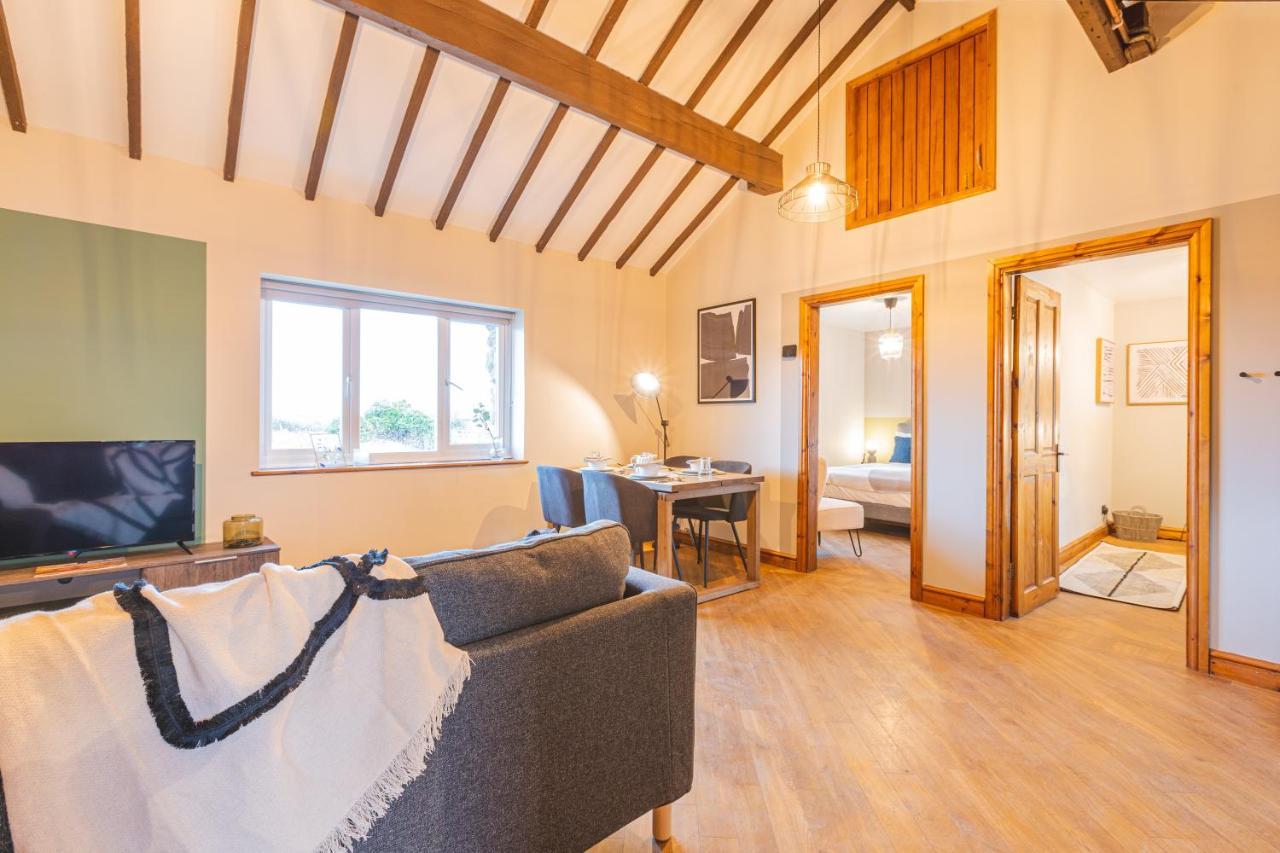 Glan Morfa Lodge & Wildlife Experience Dwyran Bagian luar foto