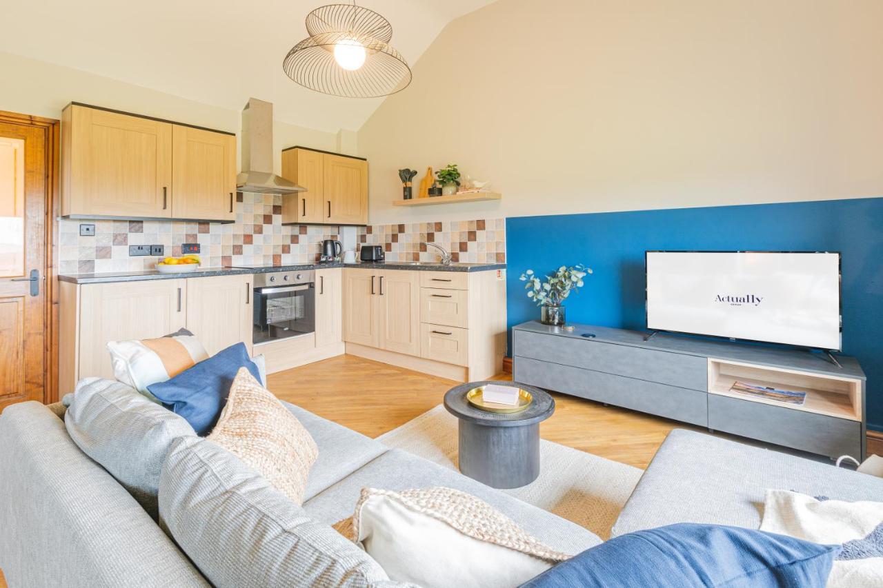 Glan Morfa Lodge & Wildlife Experience Dwyran Bagian luar foto