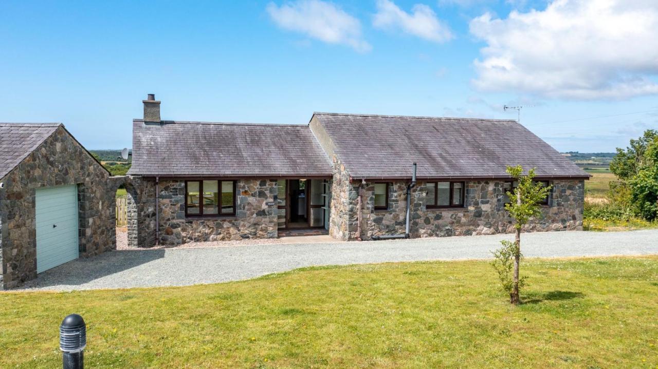 Glan Morfa Lodge & Wildlife Experience Dwyran Bagian luar foto