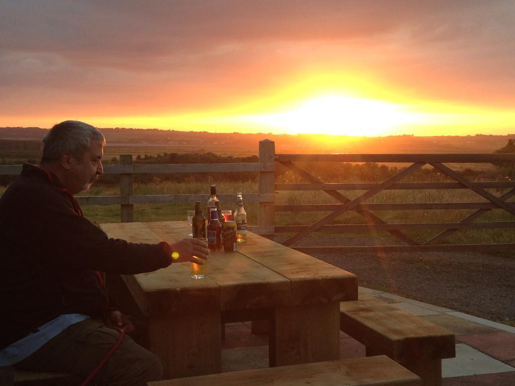 Glan Morfa Lodge & Wildlife Experience Dwyran Bagian luar foto