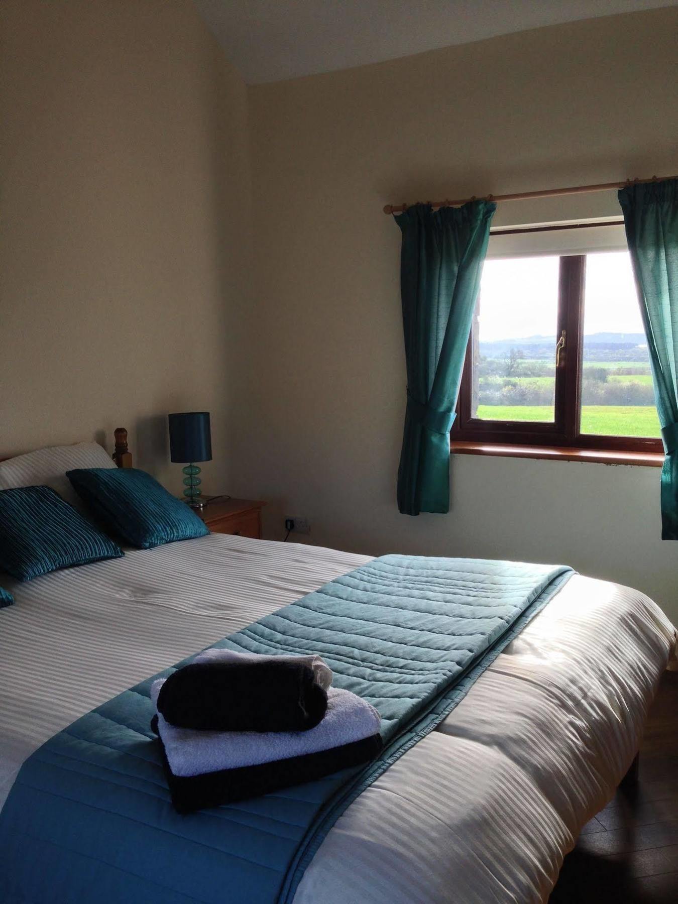 Glan Morfa Lodge & Wildlife Experience Dwyran Bagian luar foto