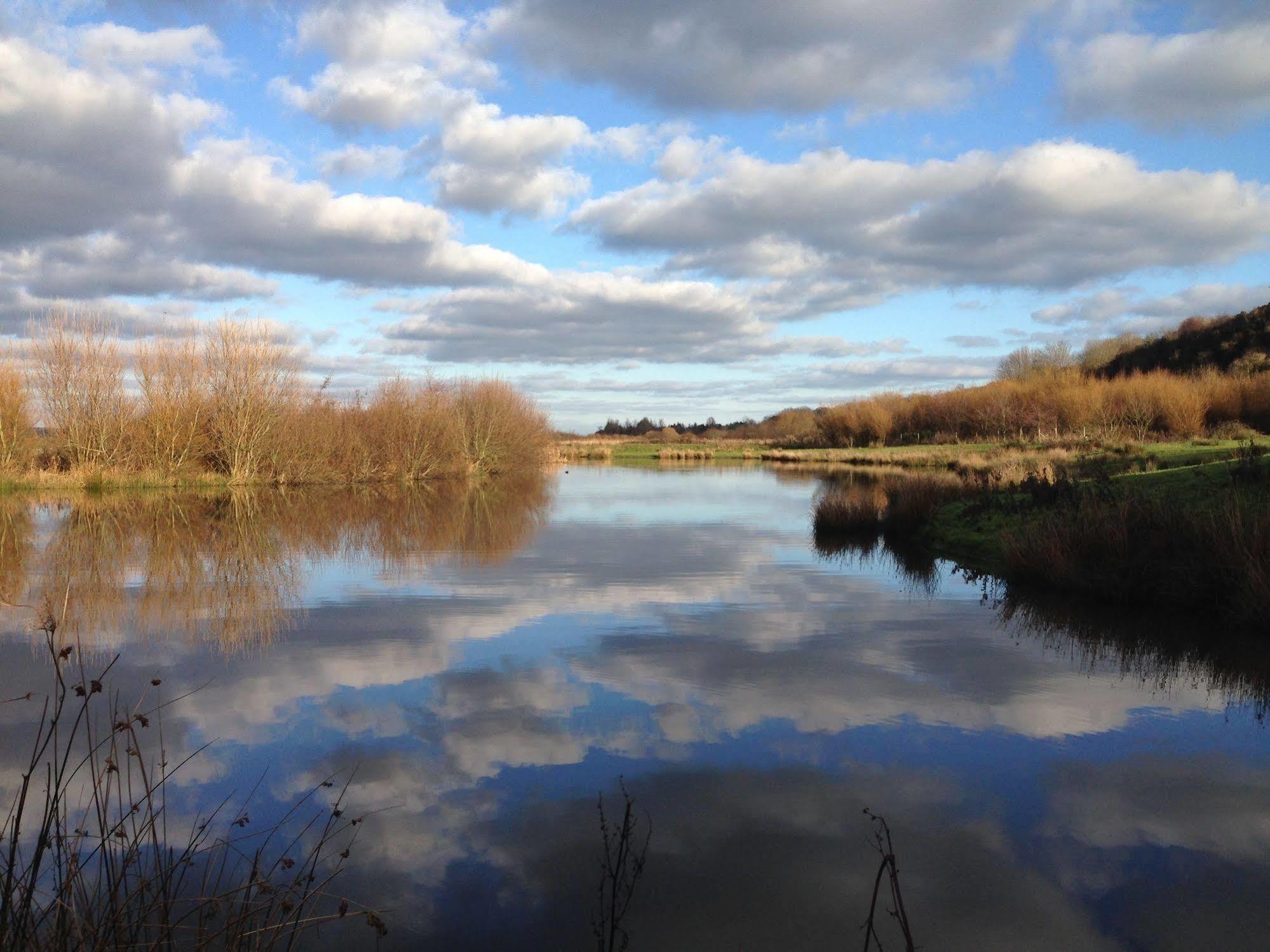 Glan Morfa Lodge & Wildlife Experience Dwyran Bagian luar foto